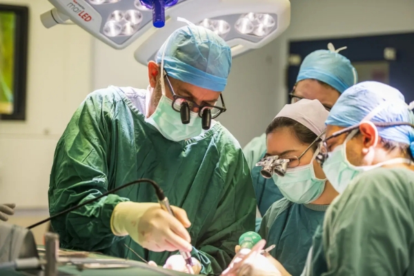 ezgif 3 db5ff06f54 Dr Hunt performs Craniofacial Surgery at Sydney Children's Hospital - 1